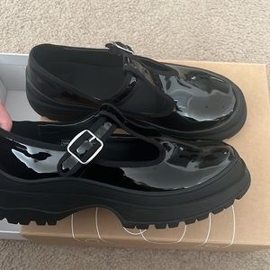 URBAN OUTFITTERS CHUNKY T-STRAP SHOES